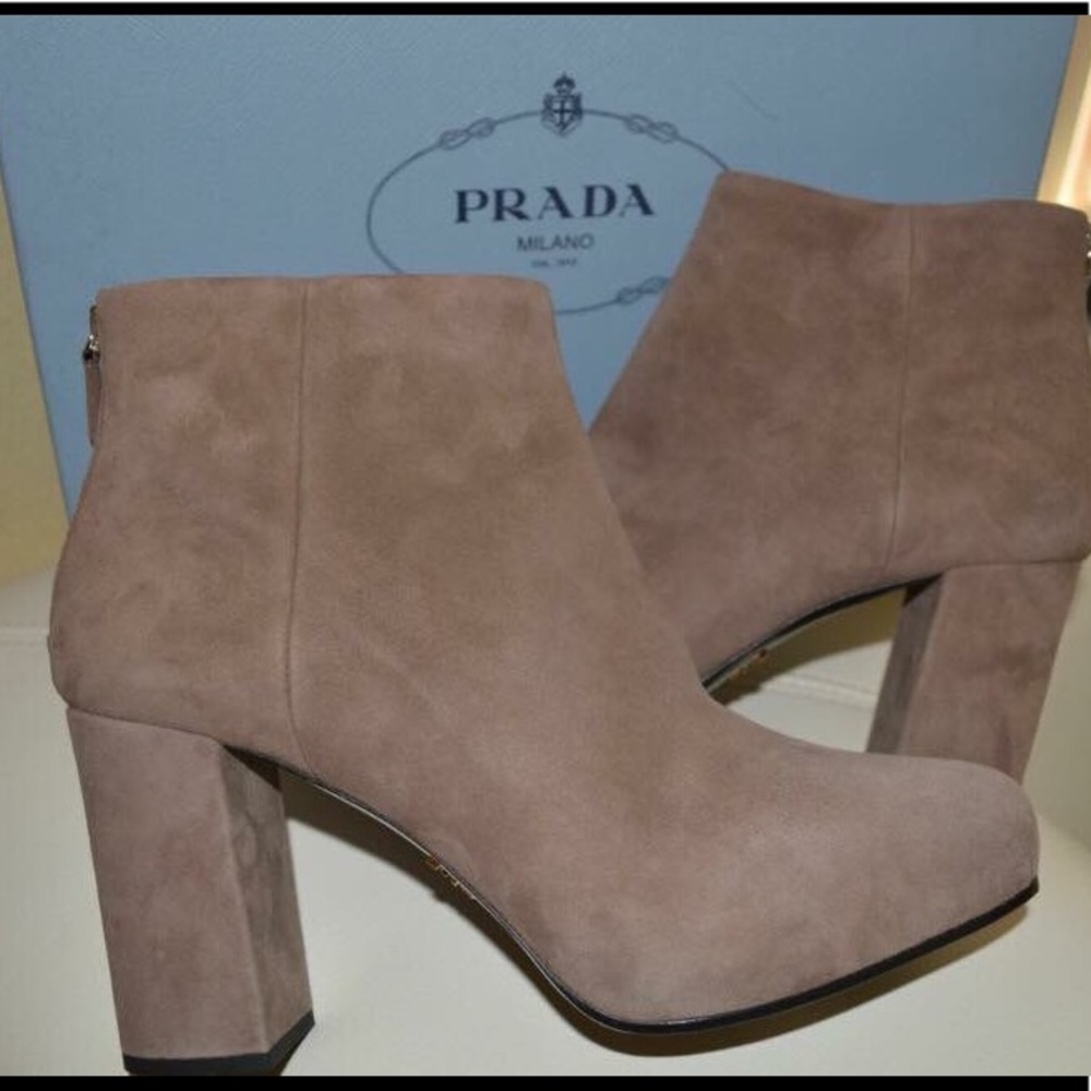 NIB Prada pointed toe platform suede ankle boots